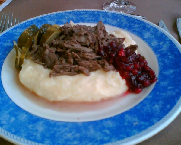 Sautéed reindeer with mashed potatoes and lingonberries